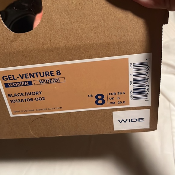 Woman’s tennis shoe gently worn - Picture 2 of 4